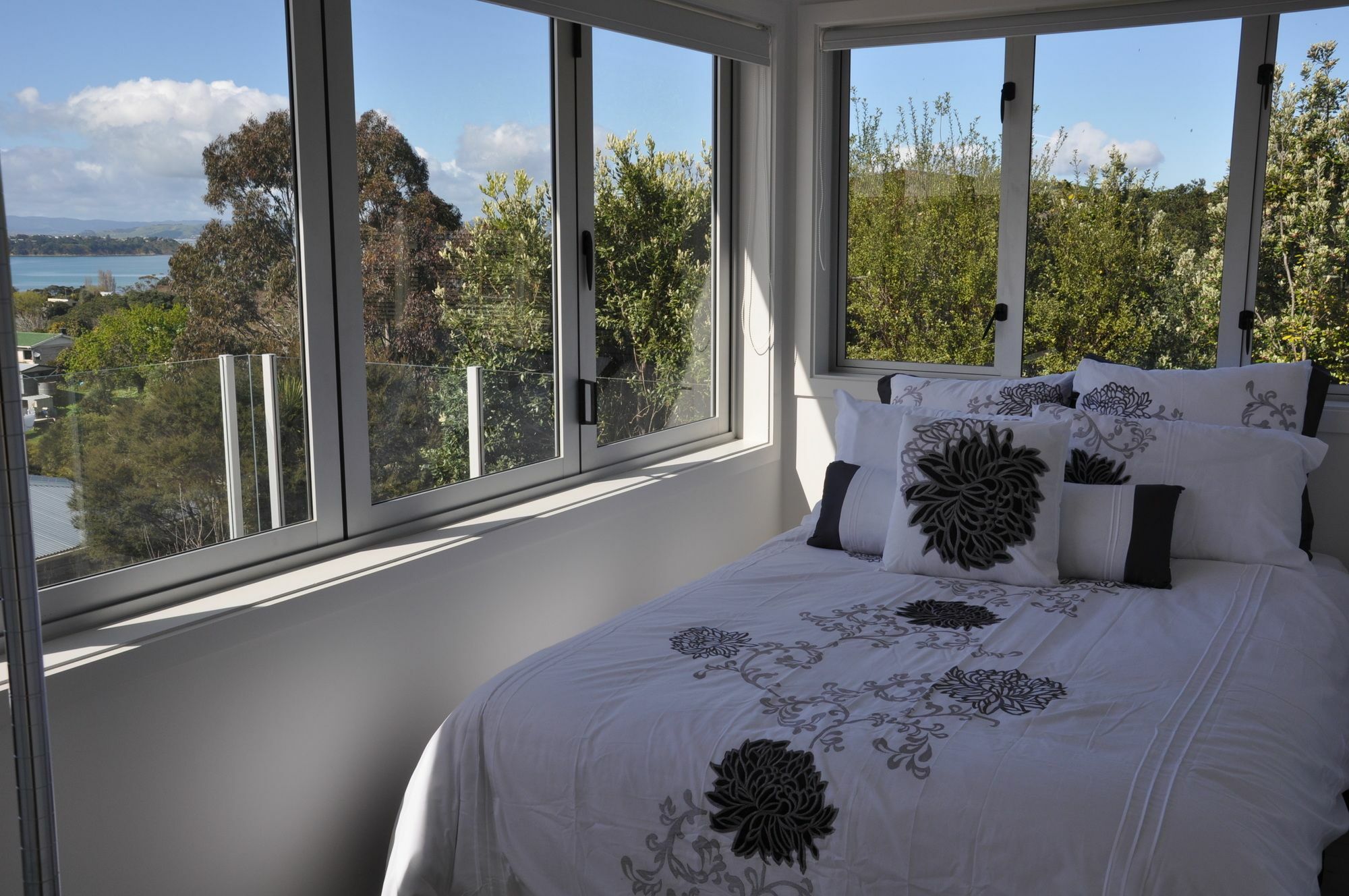 Tiri Cottage - Sea Views In Oneroa By Waiheke Unlimited Waiheke Island Bagian luar foto